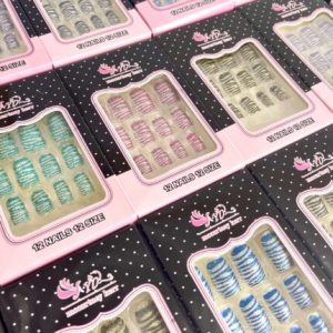 UÑAS POSTIZAS C/ PEGAMENTO RAYADO YD COD.250