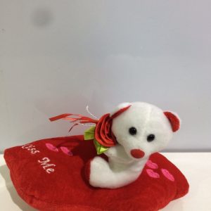 Oso y conejo sentado en corazón y boca