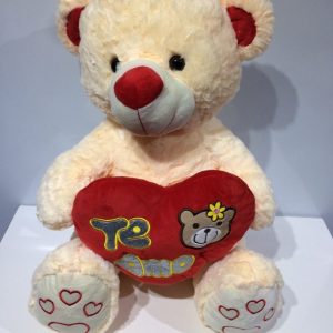 Oso con osito bordado en corazón