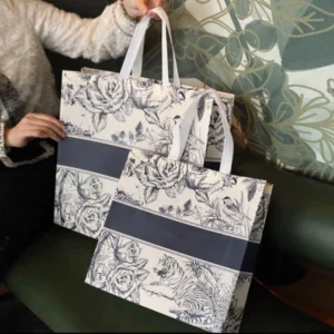 AA0904 BOLSA DE REGALO REUTILIZABLE ESTAMPADA SURT. X12