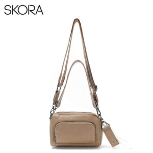 MD40352 - BANDOLERA TANGER DOBLE CORREA CON REMACHES Y LLAVERO 20 X 12 X 7 CM