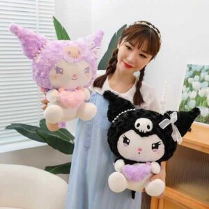 Peluche kuromi sosteniendo un corazón 45cm