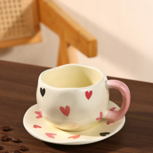 TAZA CERAMICA CON CORAZONES ROSAS