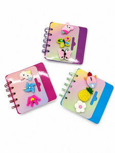 CUADERNO CON ESPIRAL Y STICKER
