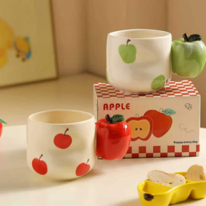 TAZA CERAMICA CON MANEJA DE MAZANA