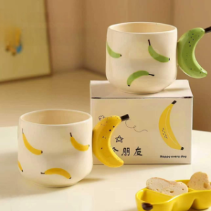 TAZA CERAMICA CON MANEJA DE BANANA