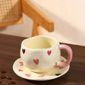 TAZA CERAMICA CON CORAZONES ROSAS