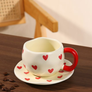 TAZA CERAMICA CON PLATO CORAZONES ROJOS