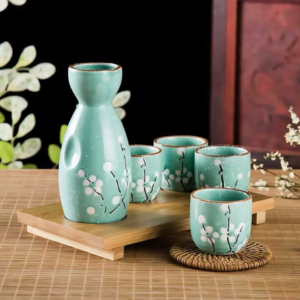 SET DE SAKE CERAMICA FLORES BLANCAS CON BANDEJA 2025080818046 CON 4 VASOS