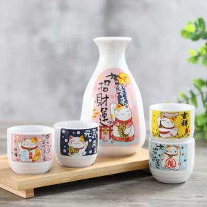 SET DE SAKE CERAMICA GATO FORTUNA CON BANDEJA 2025080818060 CON 4 VASOS, BOTELLA GRANDE