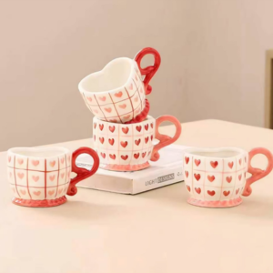 TAZA CERAMICA CON FORMA DE CORAZON CON CORAZONES 2025080819630
