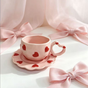 TAZA CERAMICA CON PLATO ROSA CON CORAZONES ROJOS 2025080823019