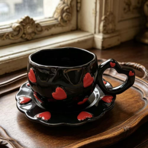 TAZA CERAMICA CON PLATO NEGRO CON CORAZONES ROJOS 2025080822999