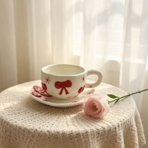 TAZA CERAMICA CON PLATO Y MOÑO ROJO 2025080822951