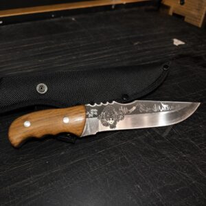 Cuchillo de Caza con Mango de Madera y Funda