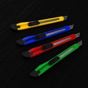 Cúter Trincheta Retráctil con Hoja Segmentada – Colores Surtidos