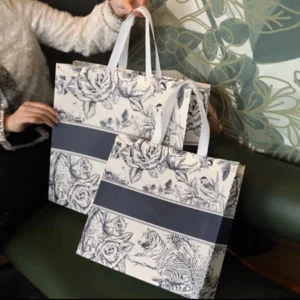 BOLSA DE REGALO REUTILIZABLE ESTAMPADA SURT. -  X 12 UNI