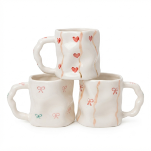 TAZA DE CERAMICA CON DISEÑOS DE CORAZONES Y MONOS