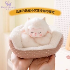 Gatito blanco en camita