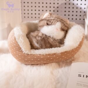 Gato gris en camita
