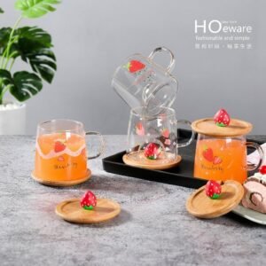 TAZA DE VIDRIO CON TAPA DE MADERA - DISEÑO FRUTILLA